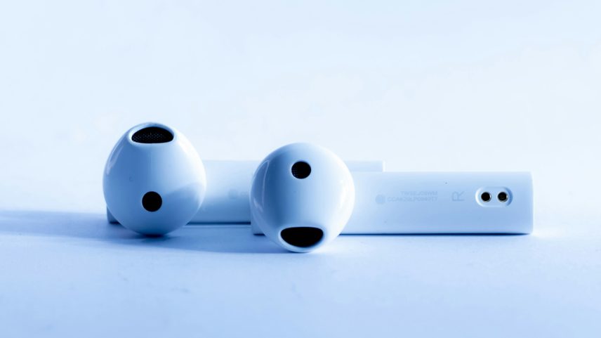 Imagem, em fundo branco, de um par de fone de ouvido bluetooth.