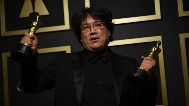 Imagem do roteirista e diretor de cinema, Bong Joon-ho, segurando duas estatuetas do Oscar,em 2020.
