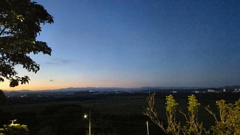 A subsidência e a perda radiativa deixam o céu com pouca ou nenhuma nebulosidade (Foto: São José dos Campos, SP, por Jo Pegorim)