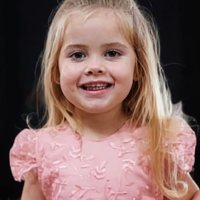 Trave de futebol cai sobre menina na escola e ela morre