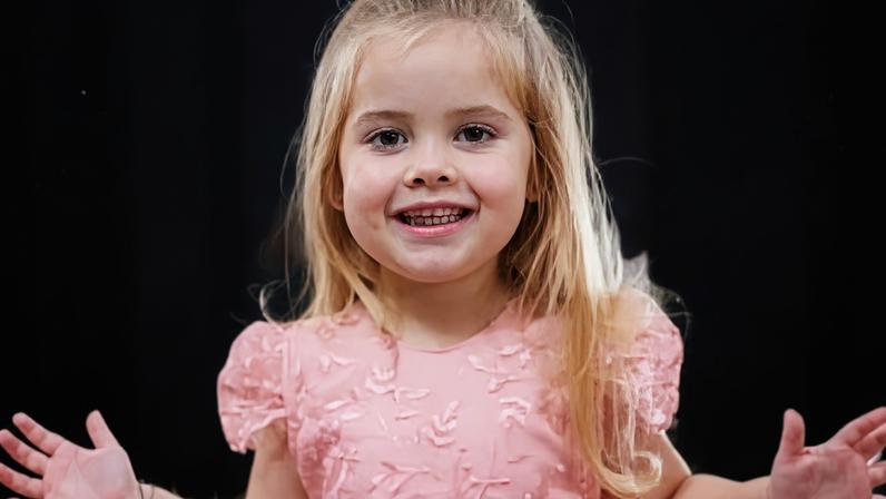 Trave de futebol cai sobre menina na escola e ela morre