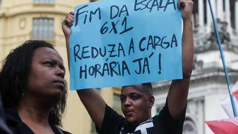 Manifestação contra a escala 6x1 na Cinelândia, centro do Rio de Janeiro.