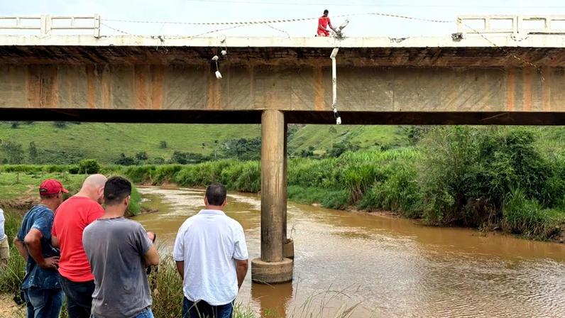 Acidente na BR-116 deixa dois mortos e mobiliza buscas por desaparecido em rio, em Muriaé