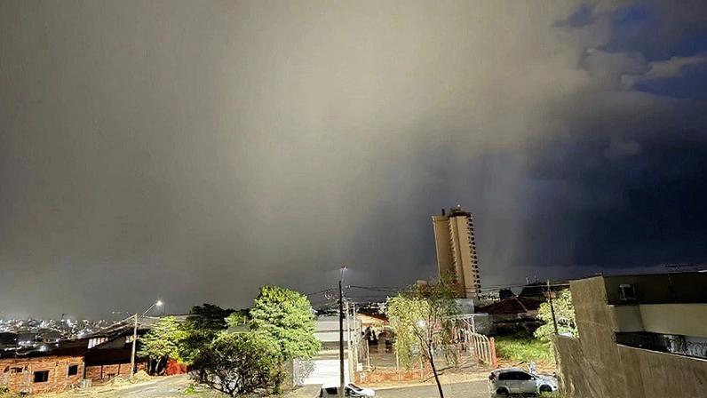 Passagem de frente fria sobre SP pode provocar fortes pancadas de chuva. (Foto: Matão, SP, Vinícius Lucyrio)
