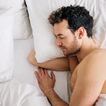 Dormir com pouca roupa pode melhorar o sono, dizem especialistas