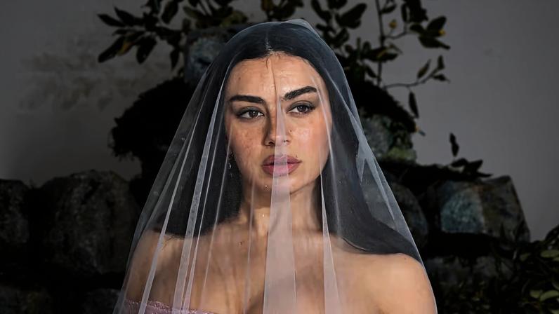 Charli XCX afirma que usará seu vestido de noiva com frequência