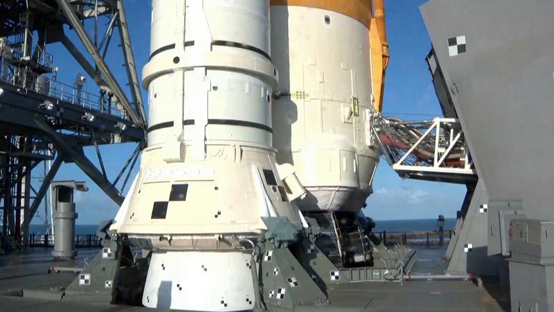 Parte inferior de um foguete do programa Artemis 2, com motores visíveis, posicionado na plataforma de lançamento