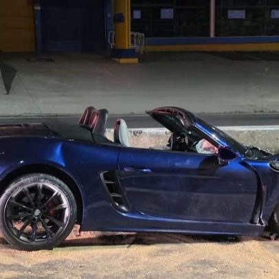 Motorista de Porsche perde o controle, invade pista e bate em carro no sentido oposto