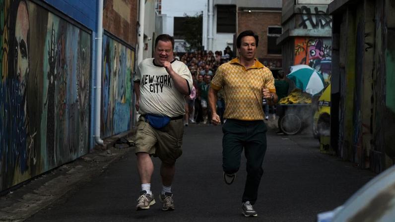 Paul Walter Hauser e Mark Wahlberg em cena de 'Bola Pra Cima', que faz um retrato estereotipado do Brasil