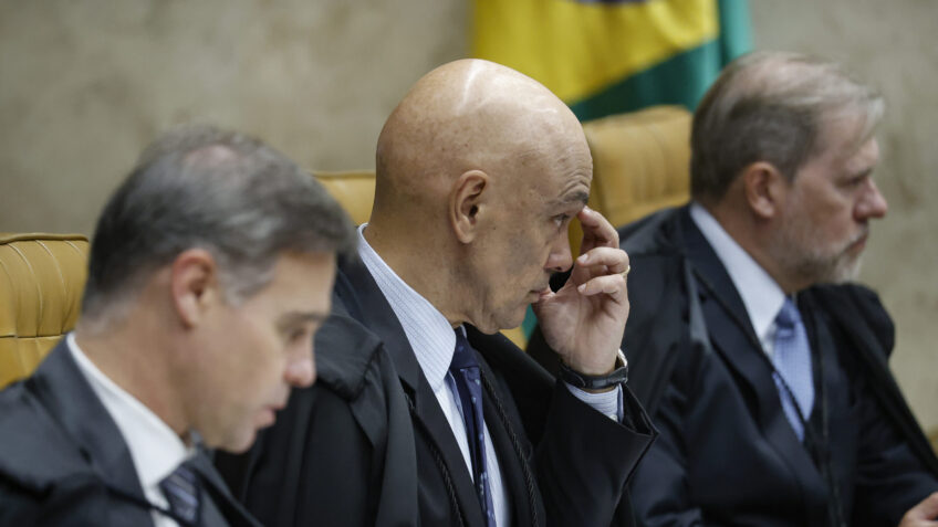 O ministro Alexandre de Moraes (centro) vai analisar a aplicação da nova regra penal