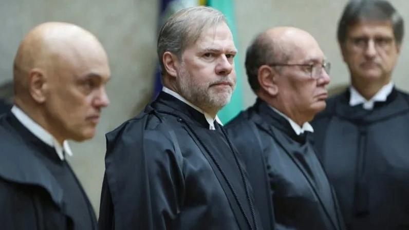 Alexandre de Moraes (à esq.), Dias Toffoli (ao centro) e Gilmar Mendes (à dir.) foram os três ministros indiciados pela CPI