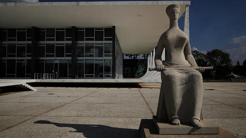 O plenário do STF é composto por 11 ministros, mas atualmente opera com uma vaga aberta após a saída de Luís Roberto Barroso; na imagem, a fachada do STF