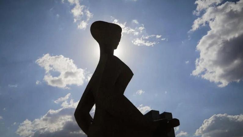Foto da escultura “A Justiça”, de Alfredo Ceschiattiem, em pedra branca. Fica na frente do edifício sede do Supremo Tribunal Federal, na Praça dos Três Poderes, em Brasília