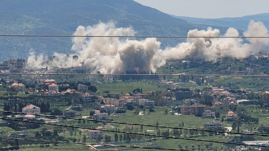 Fumaça sobe das explosões na vila de Khiam, no sul do Líbano, onde o Exército israelense detonou casas; período atual tem conjunção de fatores determinantes de incertezas