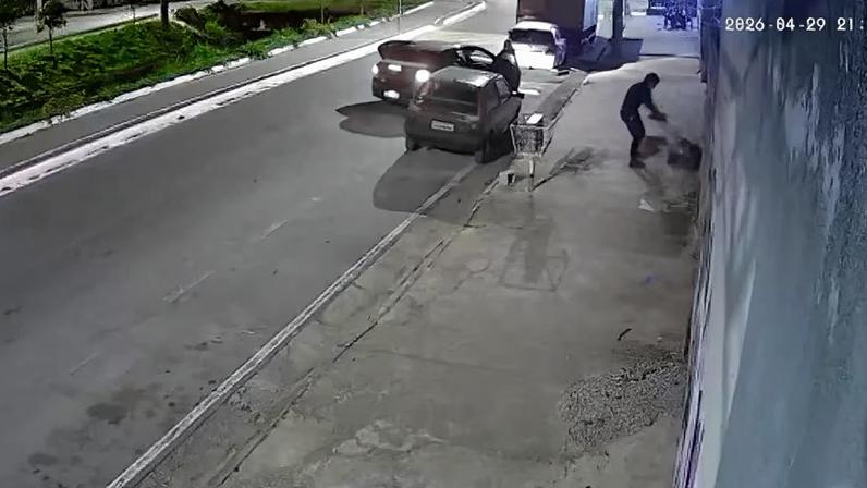 A vítima caminhava pela via quando foi surpreendida por ocupantes de um carro preto