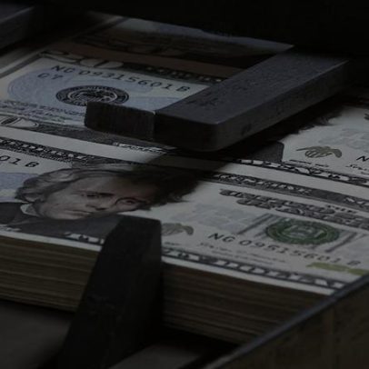 Economista afirma que a guerra não prejudica o Brasil após queda do dólar