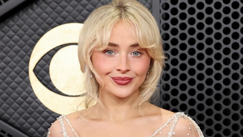 Sabrina Carpenter encerra a Coachella com show principal hollywoodiano