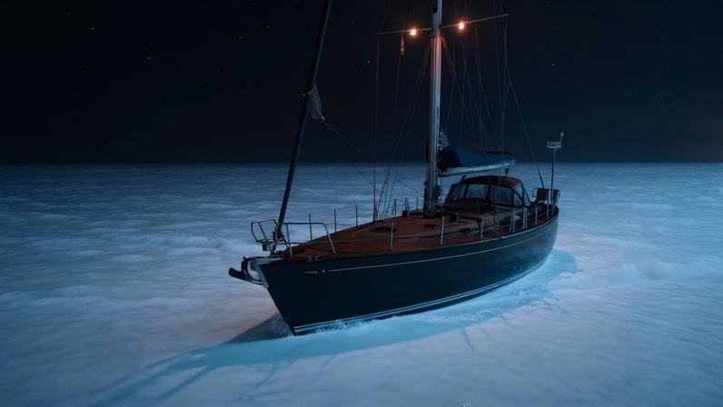 Você consegue imaginar navegar à noite e de repente o oceano inteiro acender como se fosse um tapete de neve azulada?