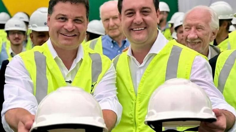 O deputado estadual e ex-secretário de infraestrutura Sandro Alex (PSD), à esquerda, foi escolhido pelo governo Ratinho Junior (PSD) para ser o candidato a seu sucessor no comando do Paraná