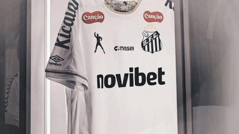 Camisa do Santos estampa imagem icônica da comemoração de Pelé no lado superior direito