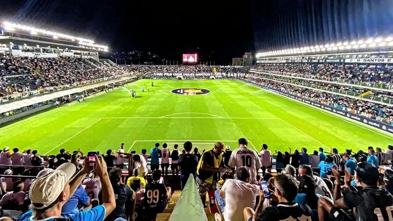 Santos e Atlético-MG se enfrentam na Vila Belmiro pelo Brasileirão (Foto: Reprodução X do Santos)