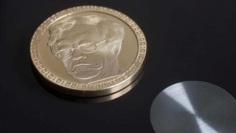 criador do bitcoin Satoshi Nakamoto em uma moeda