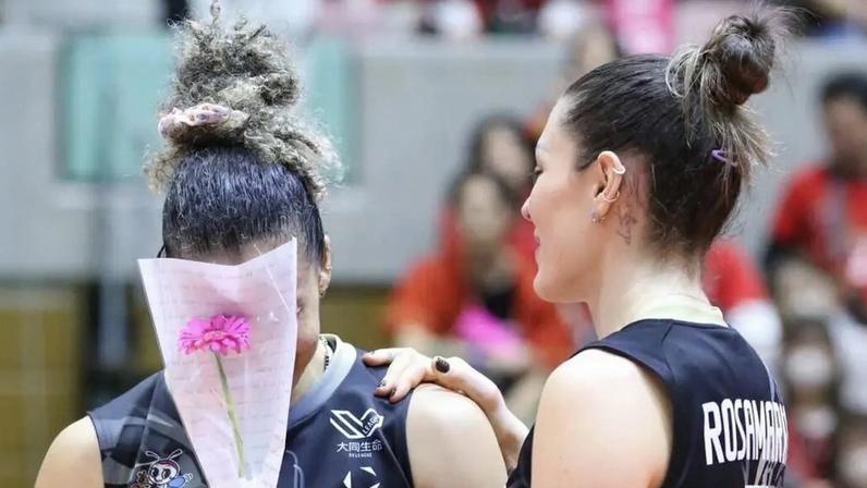 Sabrina atuou ao lado de Rosamaria no Denso Airybees, do Japão (Foto: Reprodução/ Instagram)