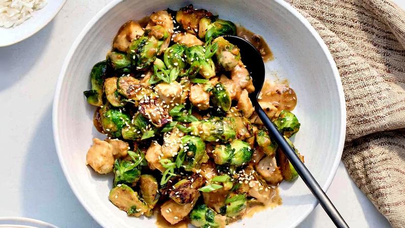 Receita de Frango Salteado com Gergelim e Couve-de-Bruxelas