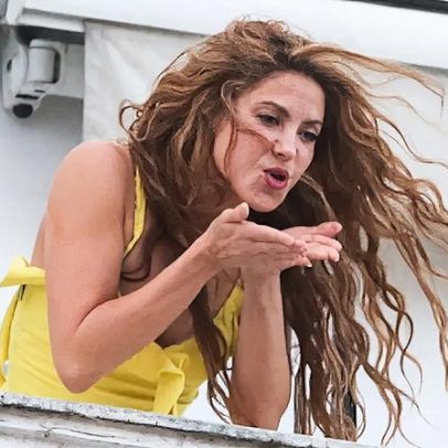 Shakira acena e manda beijos a fãs em varanda de hotel