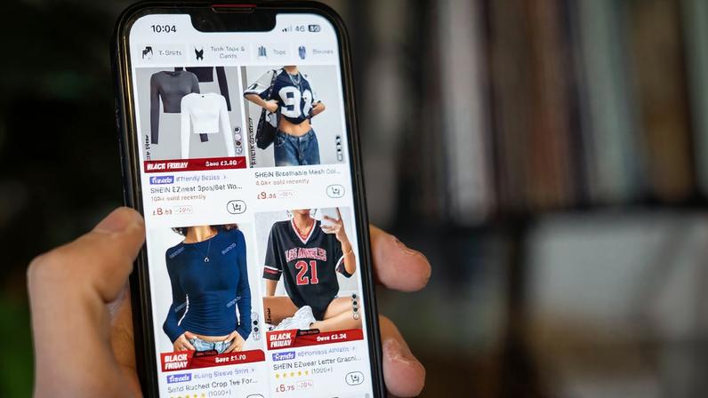 Tela de celular com o aplicativo da varejista Shein aberto, mostrando roupas - Metrópoles