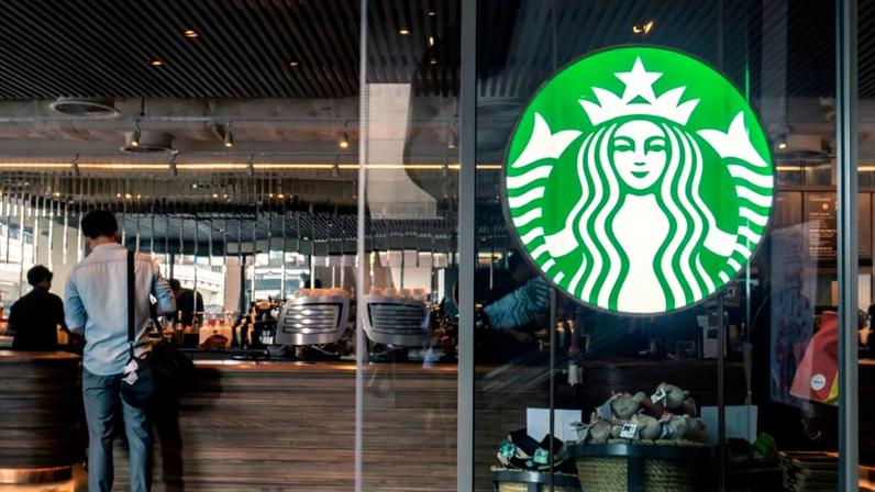 Homem comprando café em loja da Starbucks