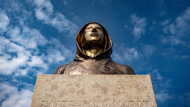 Estátua em homenagem a Satoshi Nakamoto localizada em Budapeste, na Hungria (Shutterstock)