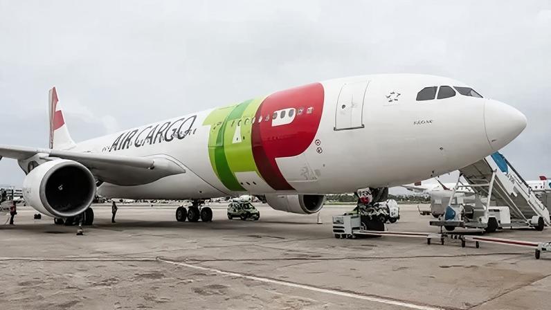 Avião da companhia TAP Portugal em aeroporto