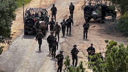 Soldados israelenses em veículos militares no lado israelense da fronteira entre Israel e Líbano 16/3/2026 REUTERS/Avi Ohayon