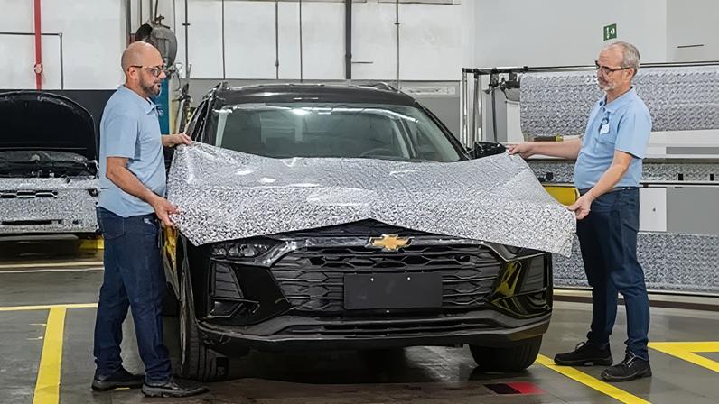 Novo Chevrolet Sonic ainda segue camuflado