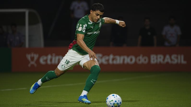Sosa marca de pênalti para o Palmeiras (Foto: Anderson Romao/AGIF/Folhapress)