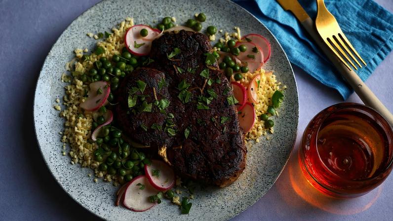 Costeletas de porco apimentadas com ervilhas, rabanetes e hortelã