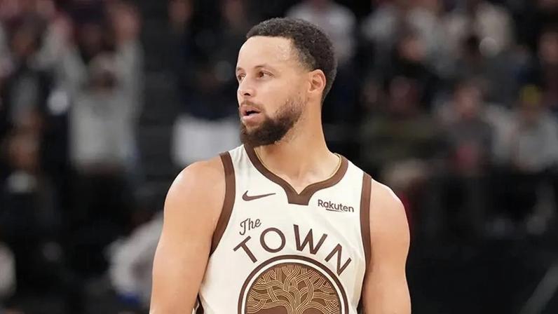 Steve Kerr celebra retorno de Stephen Curry às quadras