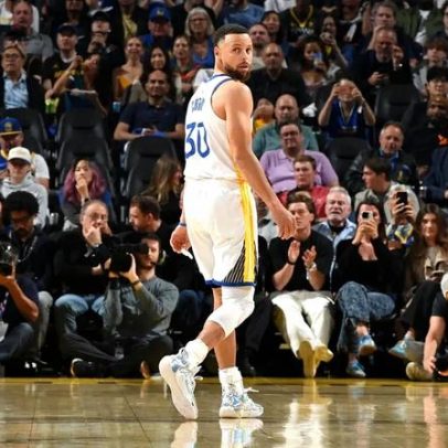 Rockets vencem Warriors após retorno de Stephen Curry