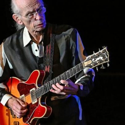 Yes adia turnê europeia para Steve Howe passar por cirurgia essencial