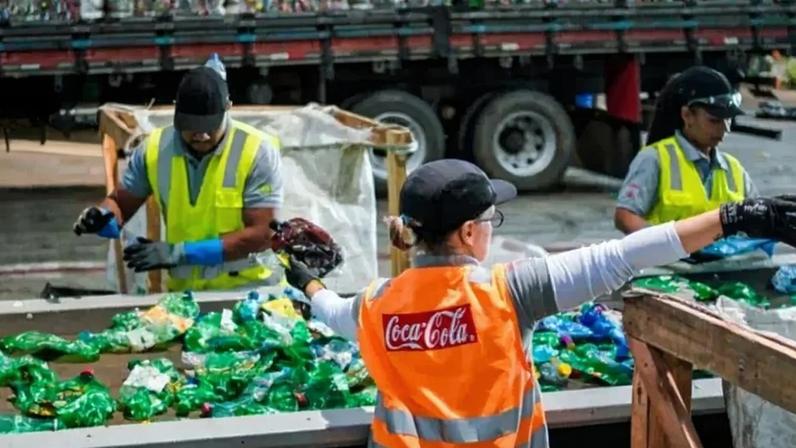 O debate sobre papel e plástico vai além dos materiais em si (Coca-Cola/Divulgação)