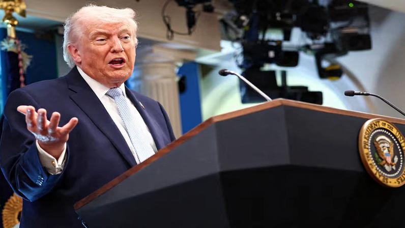O presidente dos EUA, Donald Trump , ladeado pelo secretário de Defesa, Pete Hegseth, discursa durante uma coletiva de imprensa na Sala de Imprensa James S. Brady, na Casa Branca, em Washington