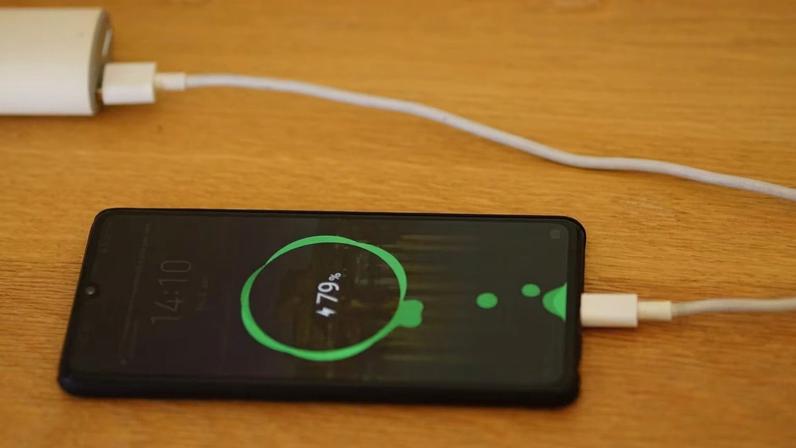 Material avançado promete eletrônicos mais eficientes e duradouros (Imagem: Getty Images via Canva)
