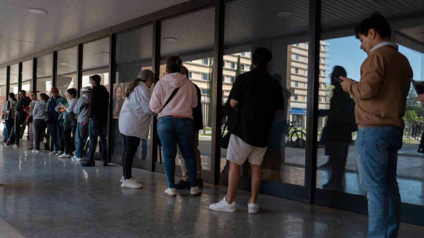 Migrantes solicitam certificado de histórico de viagem na Espanha