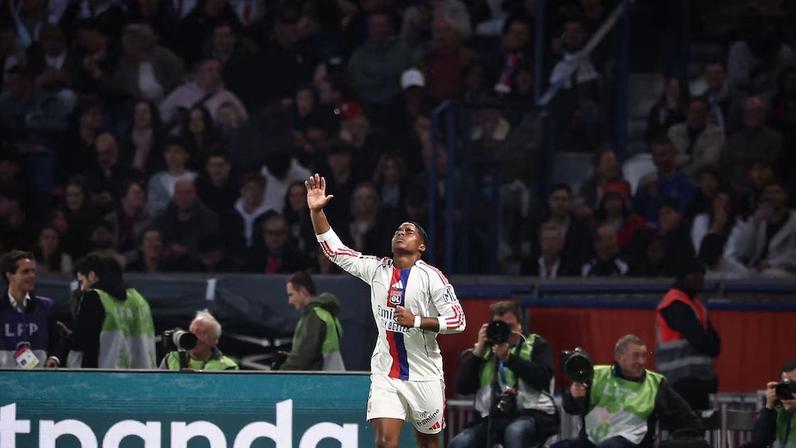 O camisa 9, Endrick, comemora após marcar o primeiro gol do Lyon durante a partida do Campeonato Francês contra o Paris Saint-Germain.