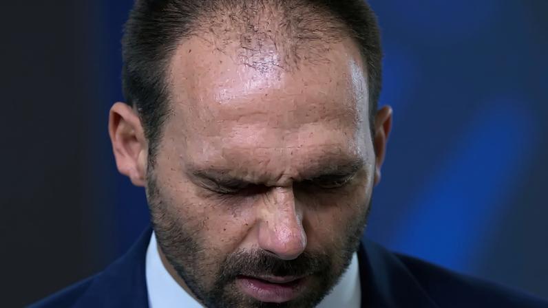 A deputada Tabata Amaral (PSB-SP) e o ex-deputado Eduardo Bolsonaro (PL-SP) nas imagens da matéria