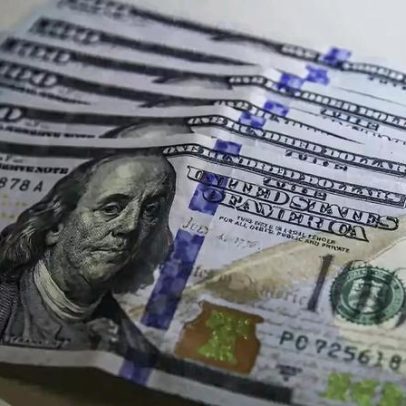 Dólar cai para R$ 5,06, menor em 2 anos, olho no diálogo Israel-Líbano