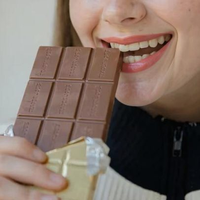Especialista explica se o chocolate ajuda na TPM