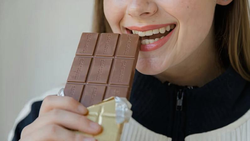 Especialista explica se o chocolate ajuda na TPM
