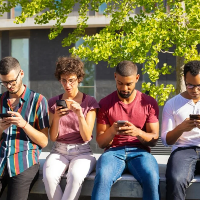 Você sabe o que é pescoço tecnológico, que deverá caracterizar as pessoas daqui a 50 anos?